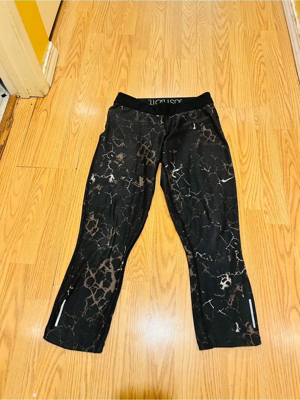 Women’s Nike Athletic Capri Leggings - Black Marble Print sz L